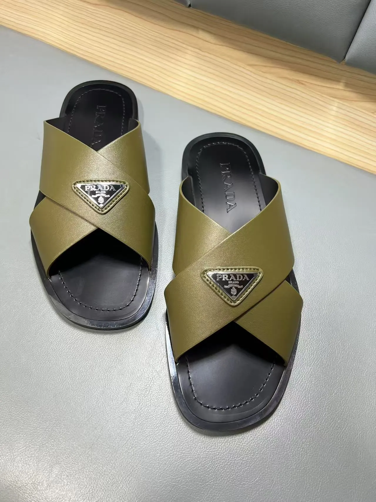 340💰PRADA Prada’s latest slippers are synchronized with the official website. This slipper is made of the brand’s unique and iconic Saffiano leather. The brand logo jumps out from the double straps, and the brand style is clearly visible. Cowhide gives men elegant charm and functional design, making it an ideal choice for vacation and leisure. Size:38-45